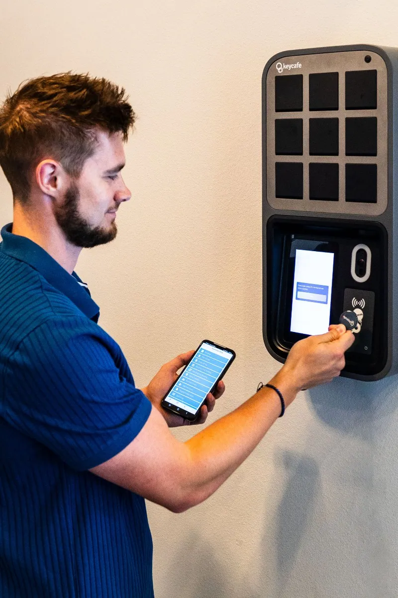 TLC Properties のスタッフが SmartBox で Keycafe fob をスキャンしています。