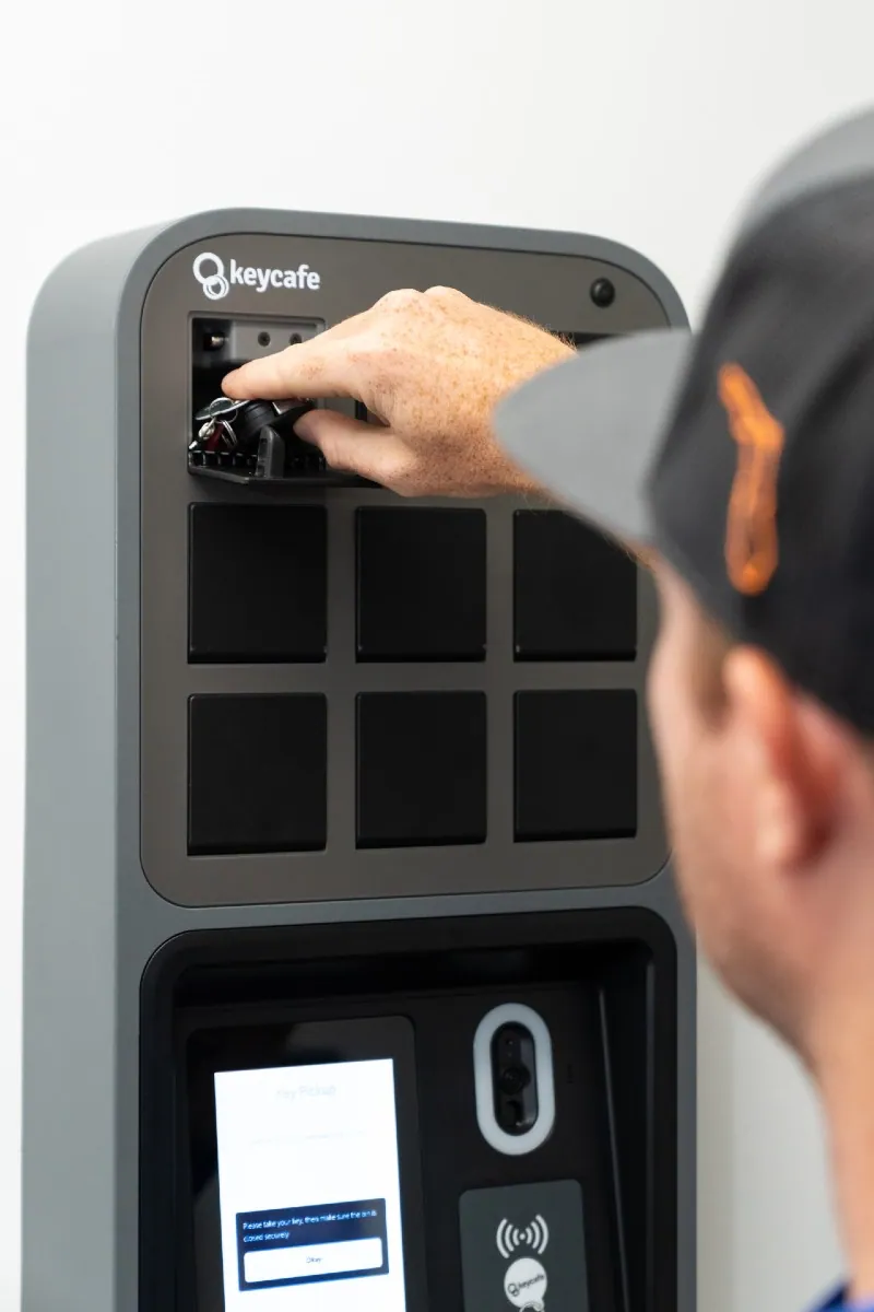 Miembro del personal de SunVena Solar sacando llaves de un compartimento SmartBox
